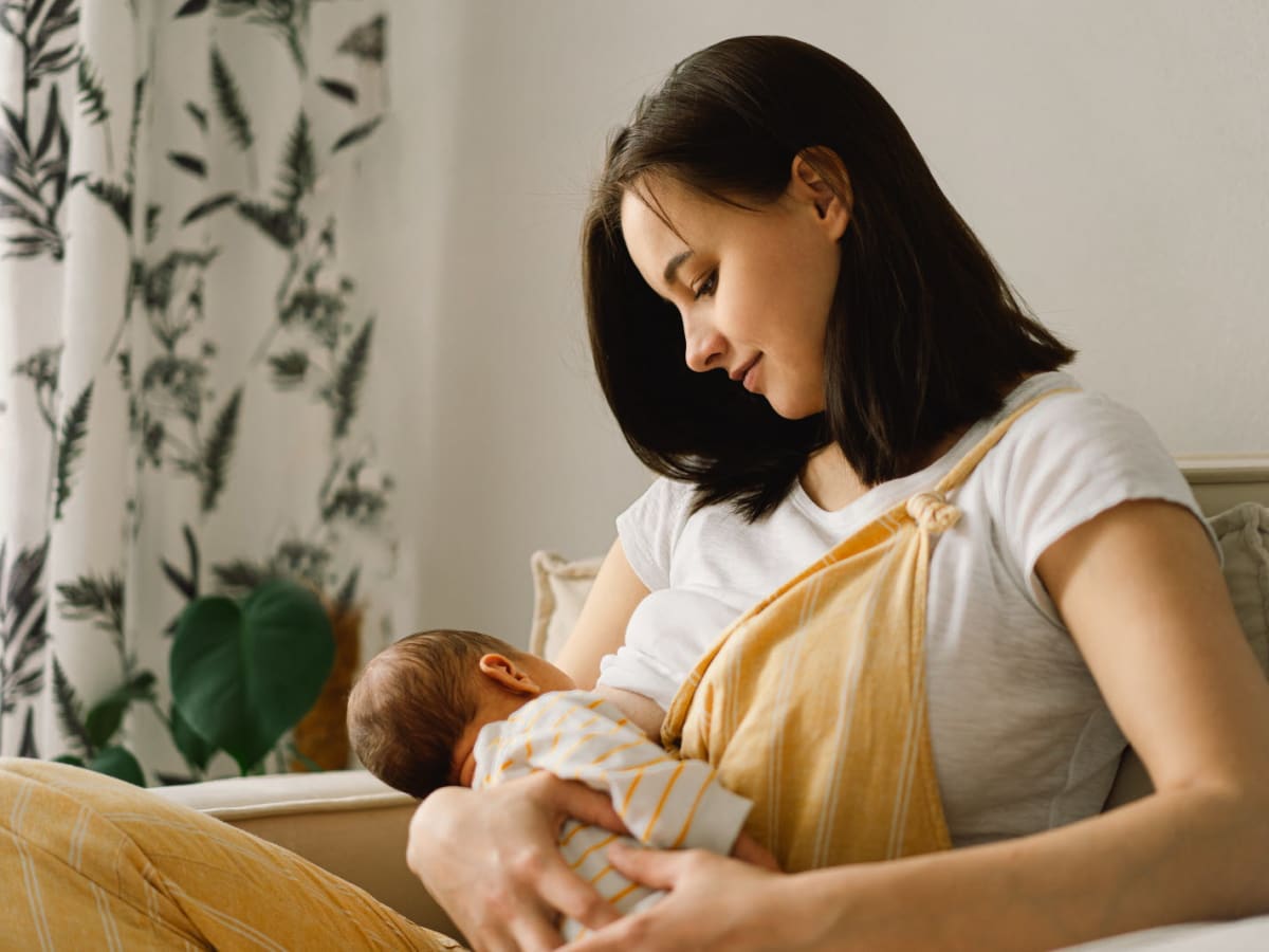 Un femme allaite son bébé