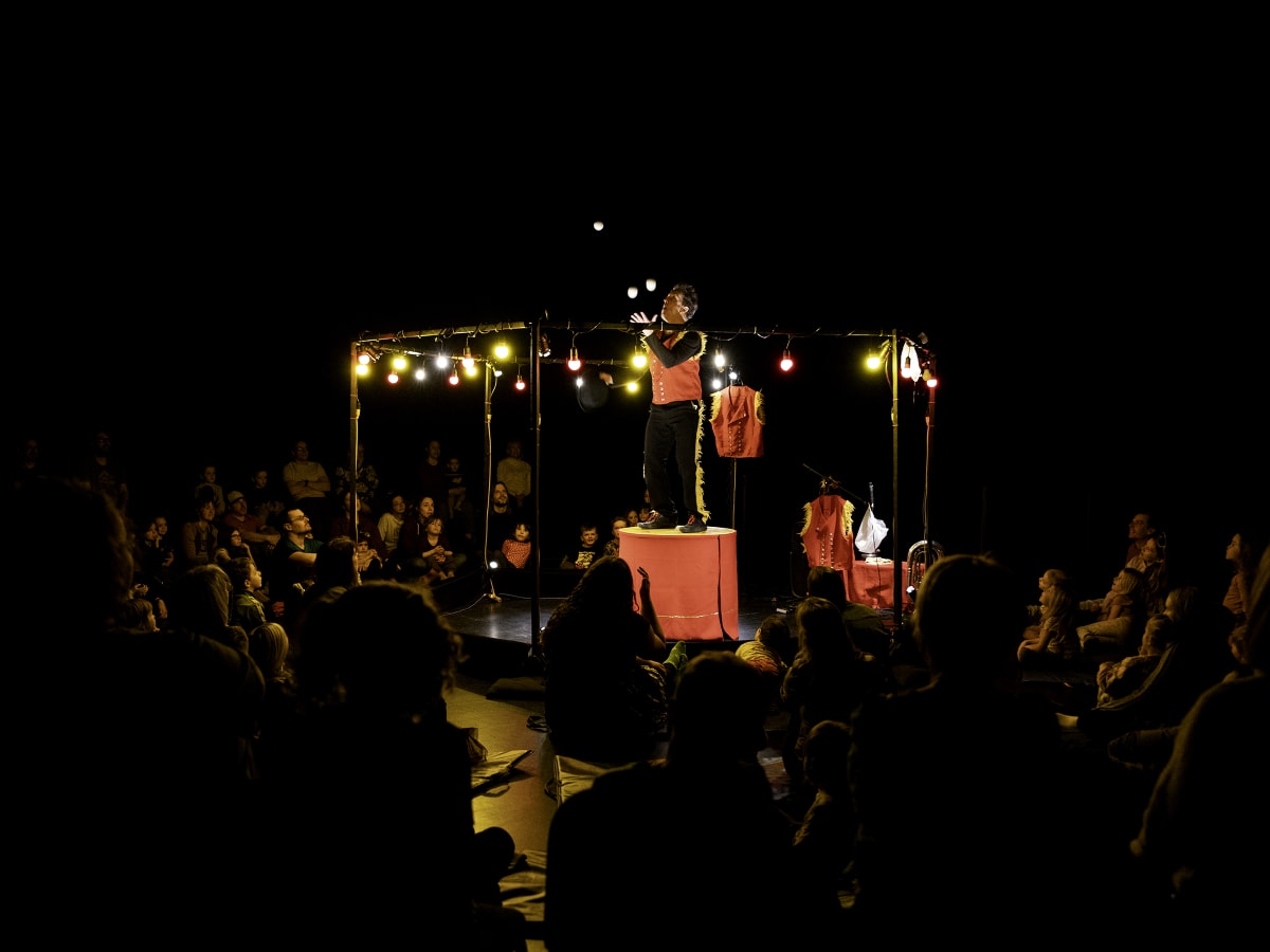 artiste performant un numéro de cirque
