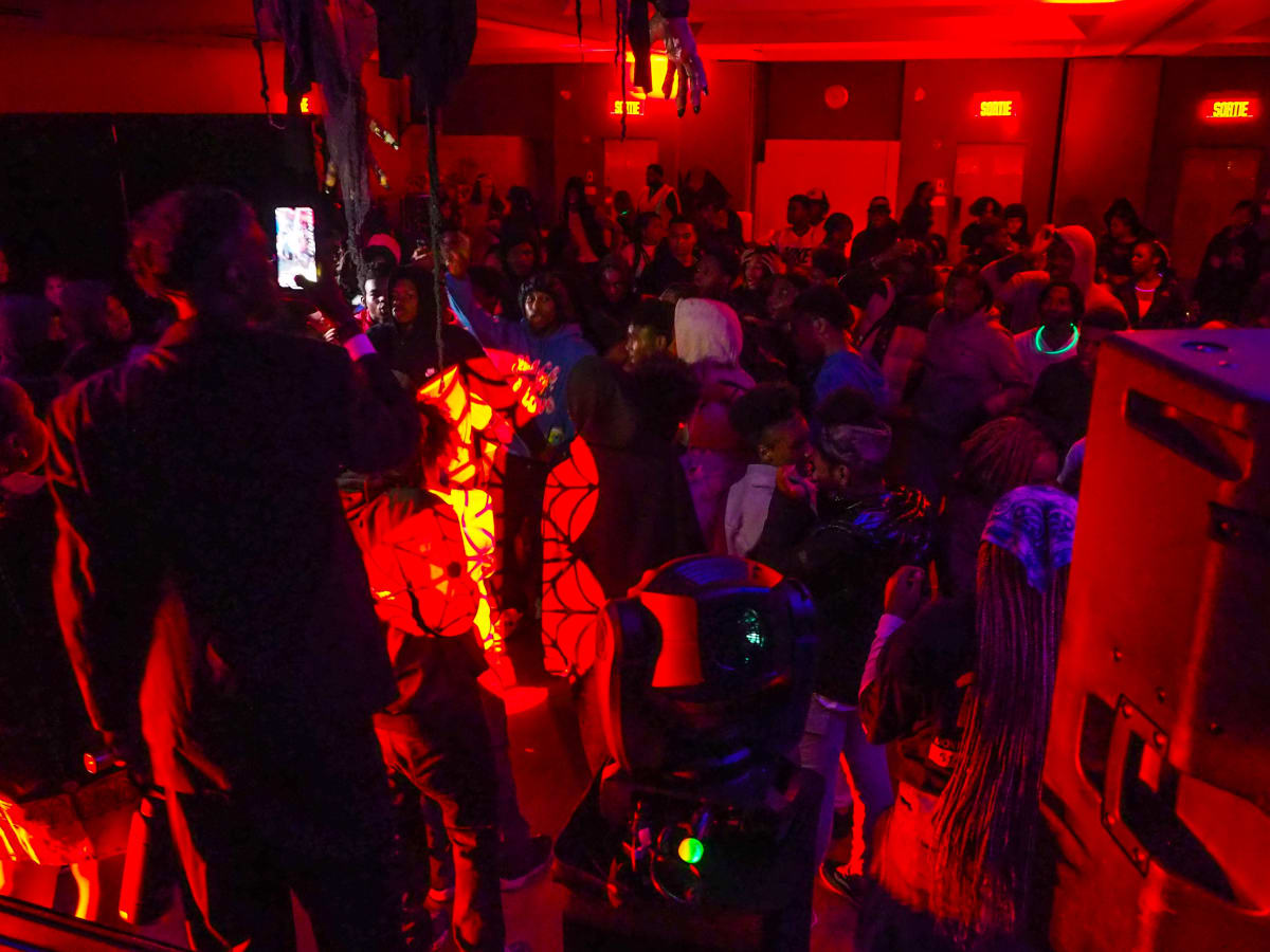 Des jeunes dans une fête d'Halloween