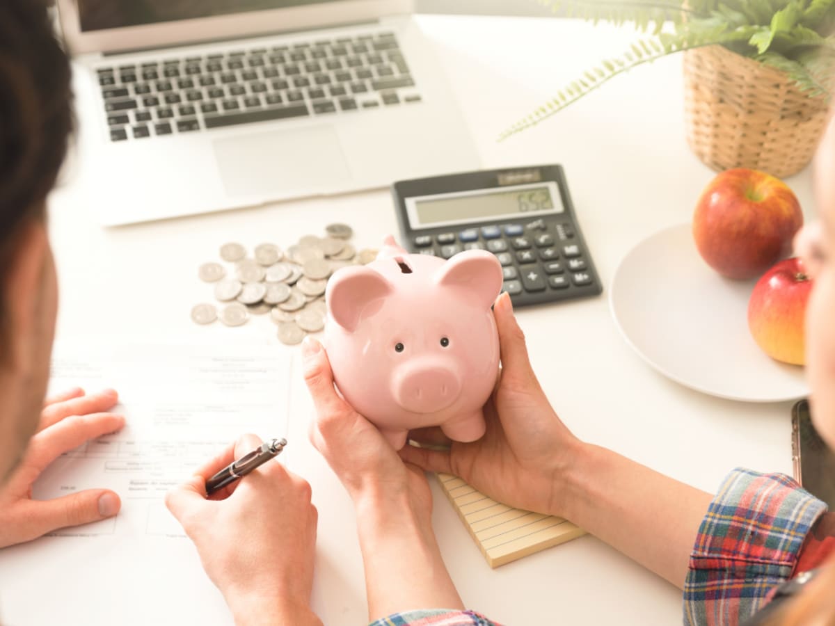 Deux adolescents font un budget.