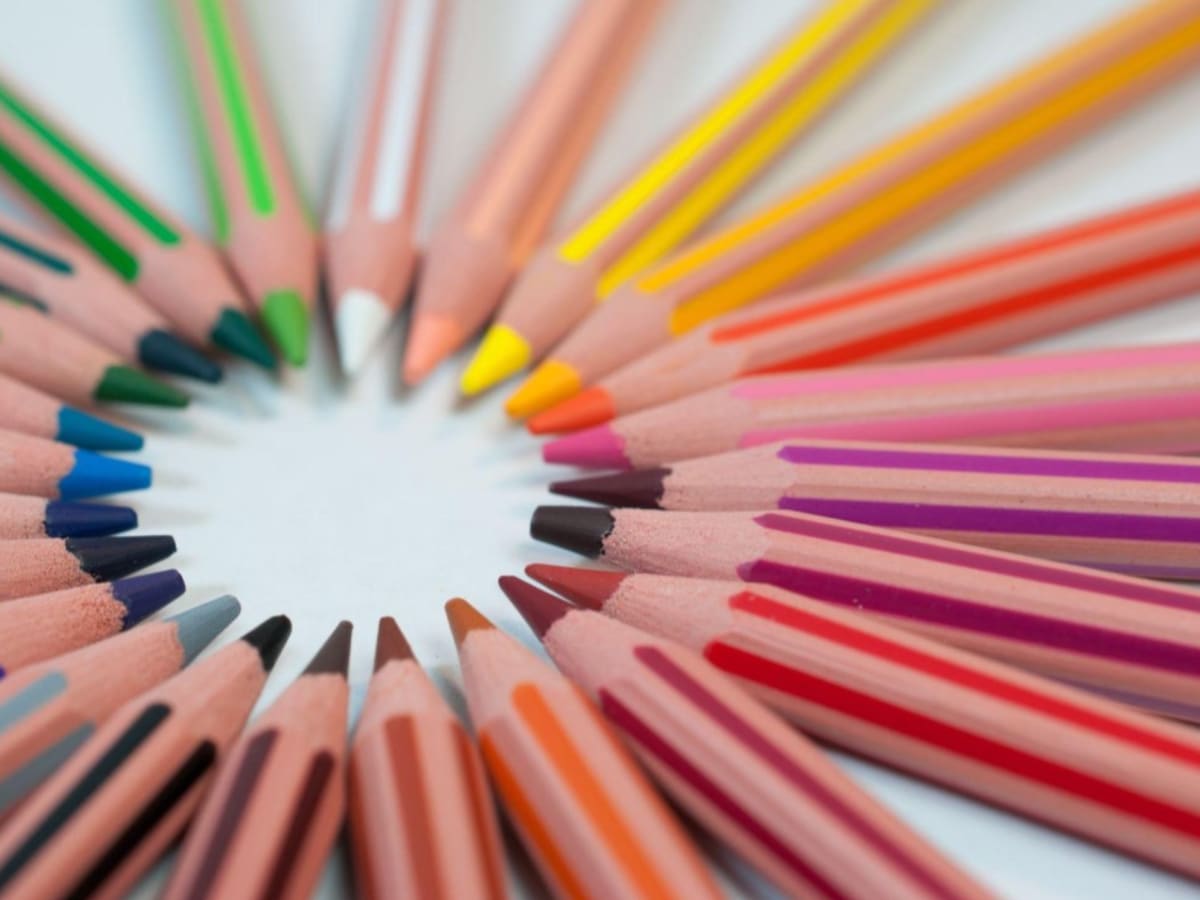 Assortiment de crayons de couleur en cercle.