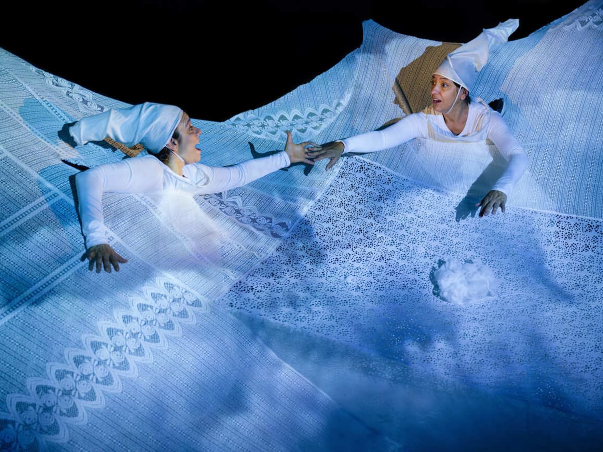 Deux personnages sur un fond blanc