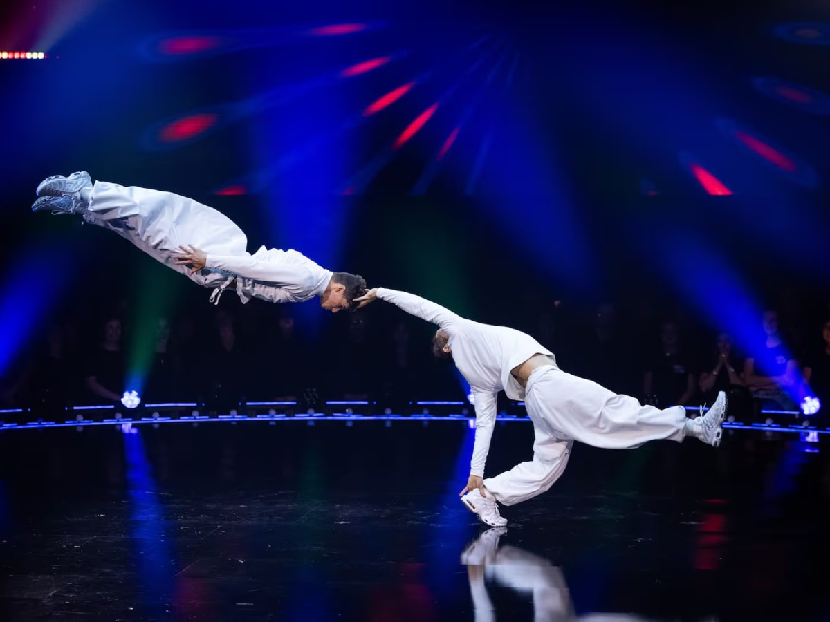 Artistes performant un numéro sur scène