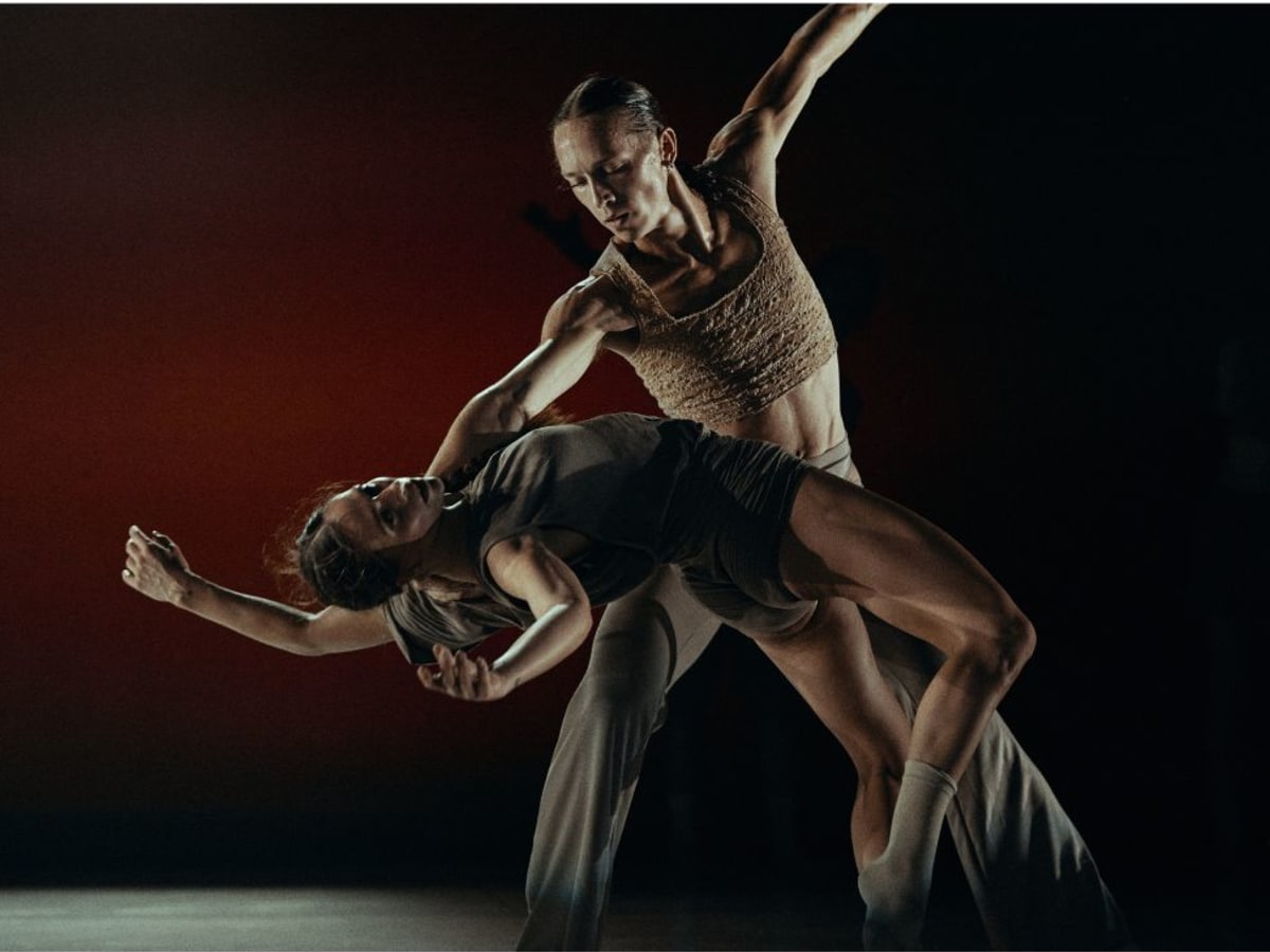 Danseur et danseuse faisant une figure.