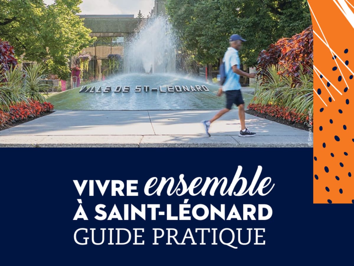 Homme qui marche devant une fontaine