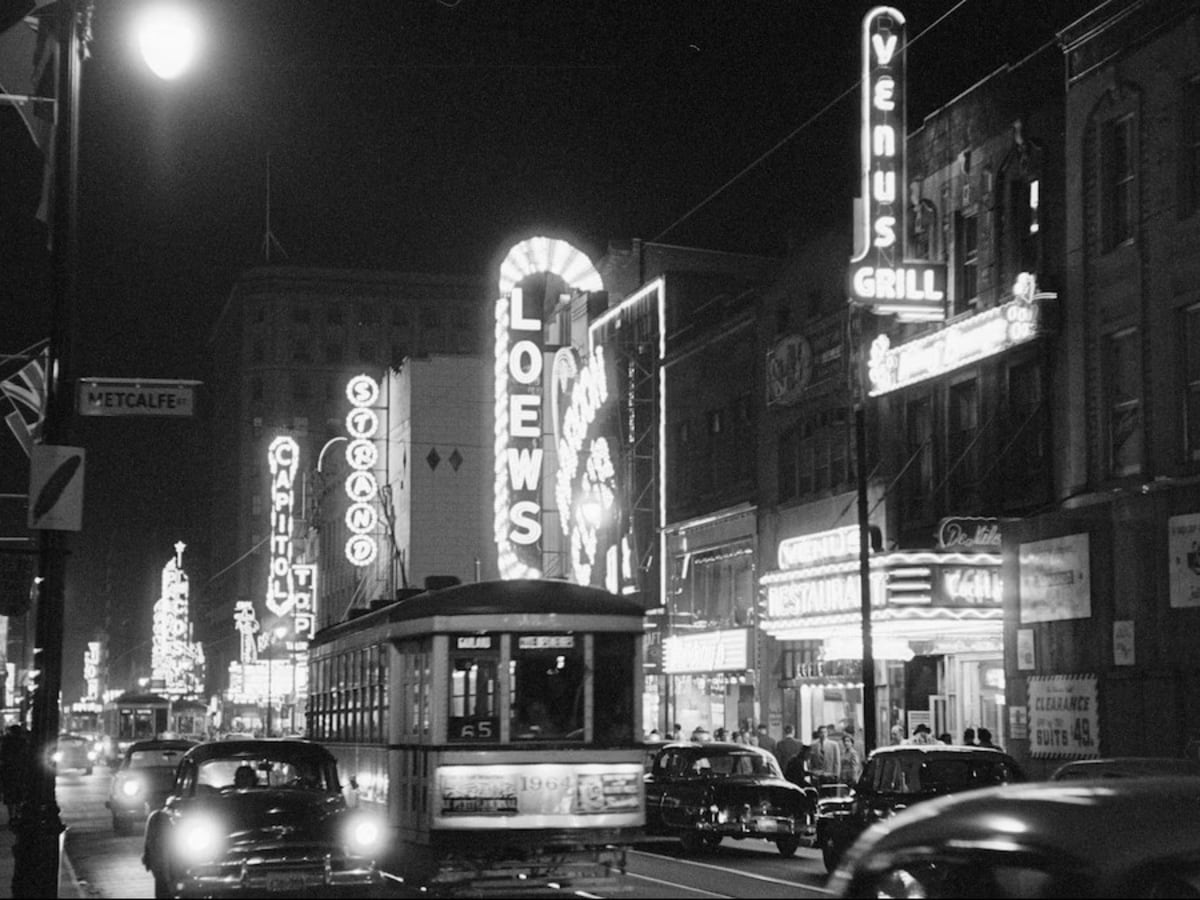 Photo de la rue Sainte-Catherine, Montréal, durant les années 1960. Photo prise au coin de la rue Metcalfe.