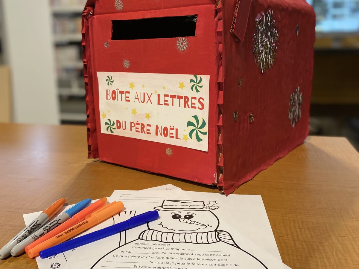 Boite aux lettre rouge avec lettres au père noël à l'avant