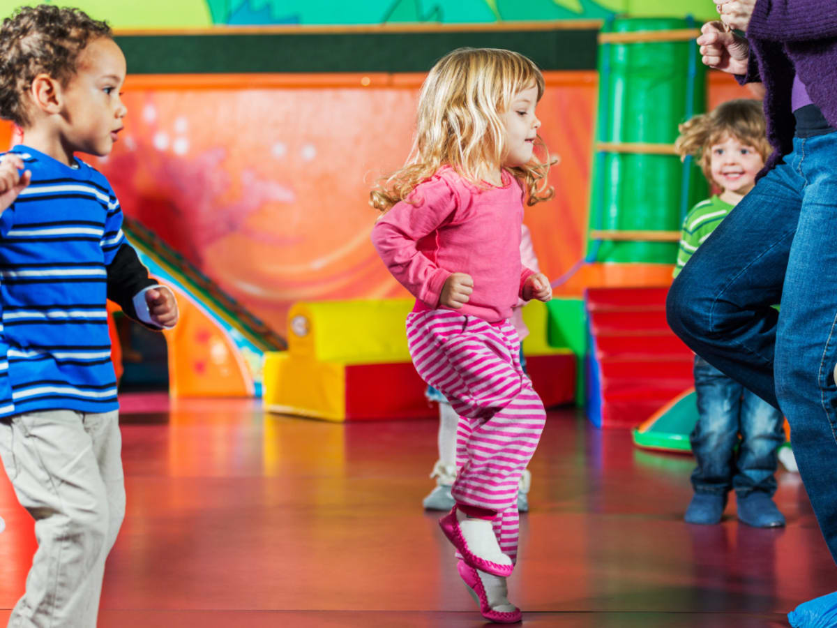 Photo de trois enfants dansant