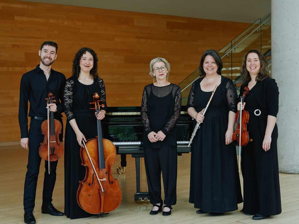 5 musiciens vêtus en noir