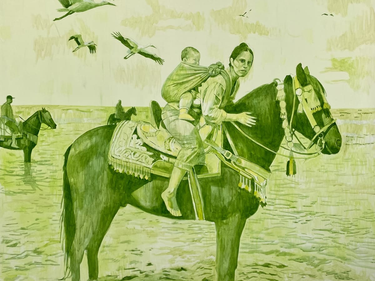 Une femme porte son bébé au dos tout en étant assise sur un cheval.