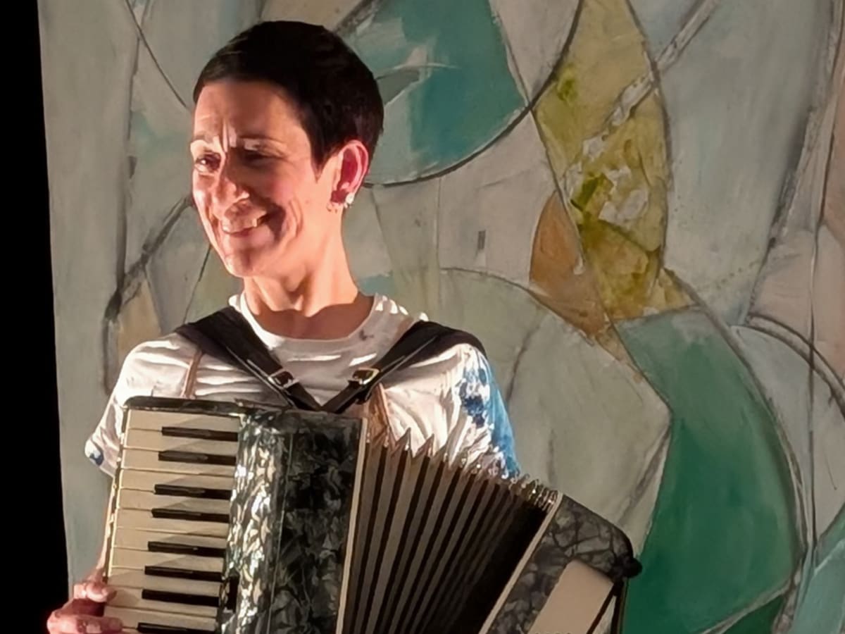 une artiste avec son accordéon sur scène