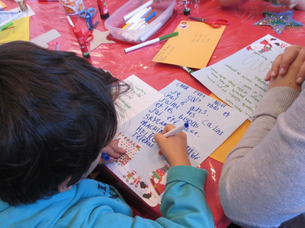 Enfant écrivant sa lettre au père Noël