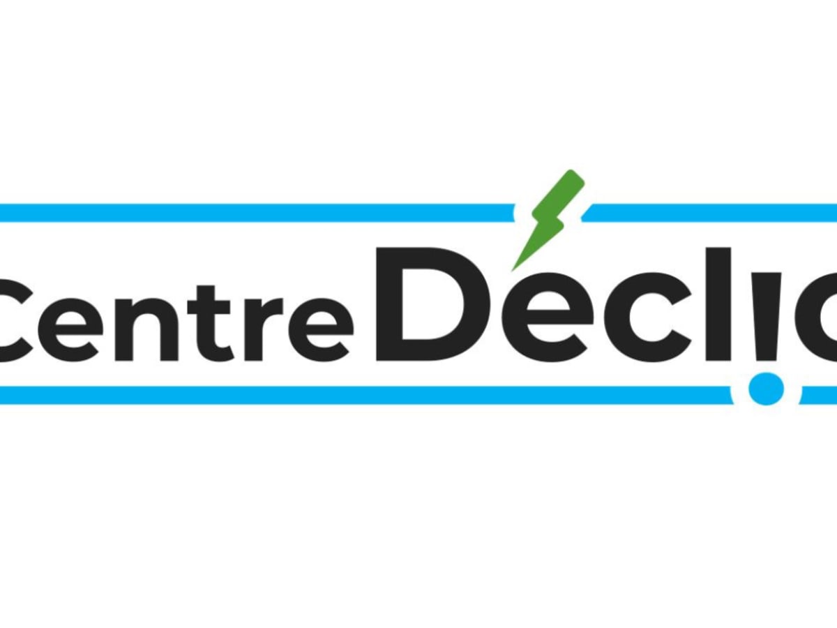 Le logo du Centre Déclic présente le nom de l'organisme en lettres noires, entouré d'un ovale bleu. L'accent du « é » dans Déclic est représenté par un éclair.
