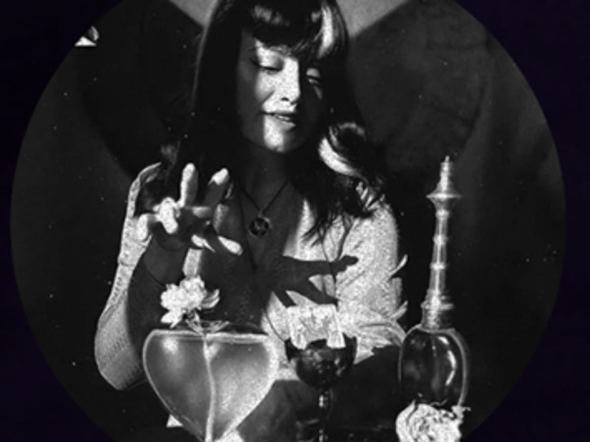 Photo en noir et blanc de l'artiste Patricia Jeanson