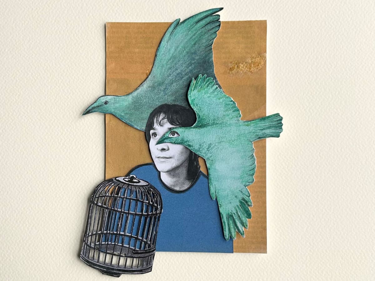 Photo d'un collage on y voir deux oiseaux derrière une femme au gilet bleu. En premier plan il y a une cage à gauche.