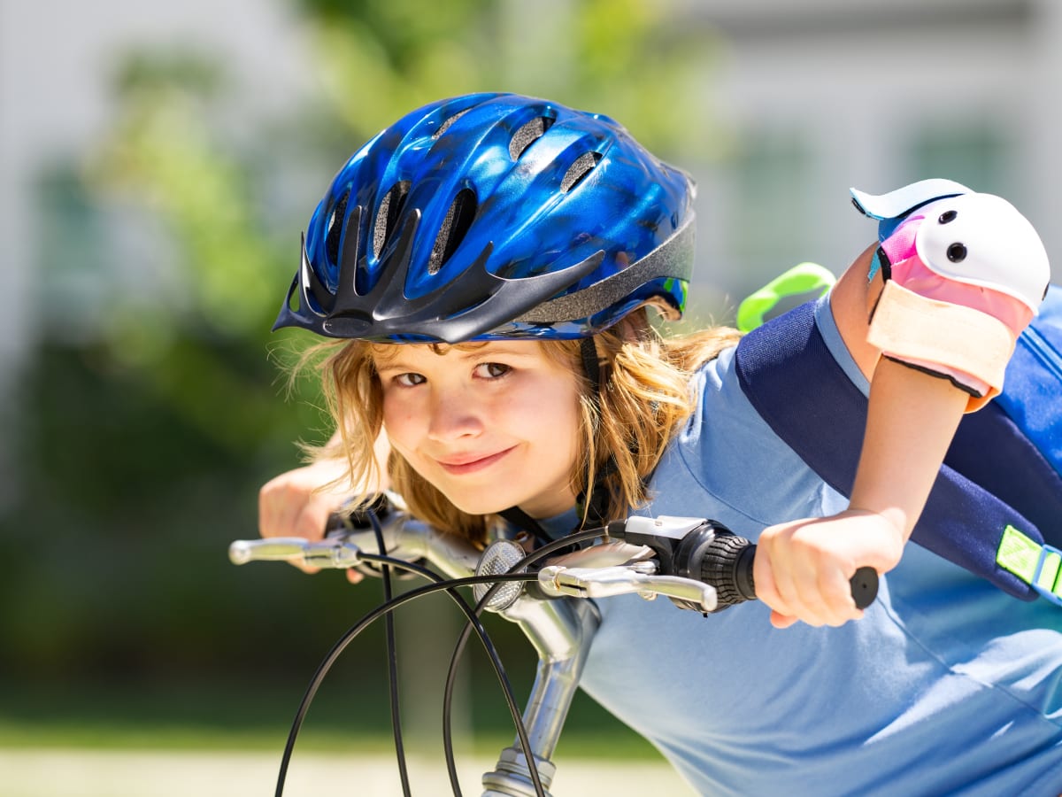 Un garçon à vélo
