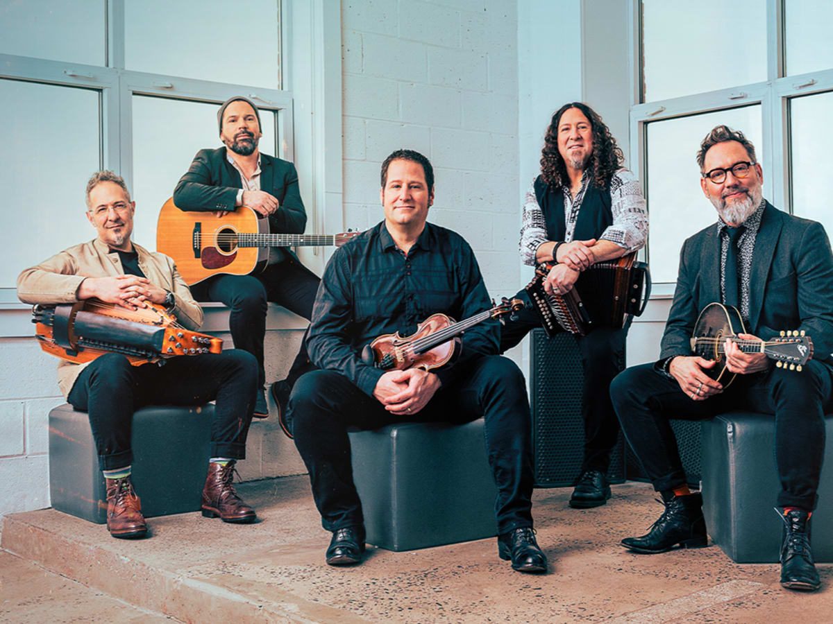 Les 5 membres du groupes assis avec leur instrument