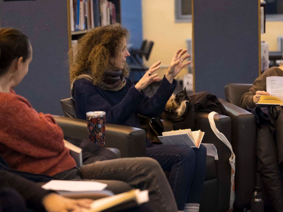 Femmes en train de discuter à la bibliothèque