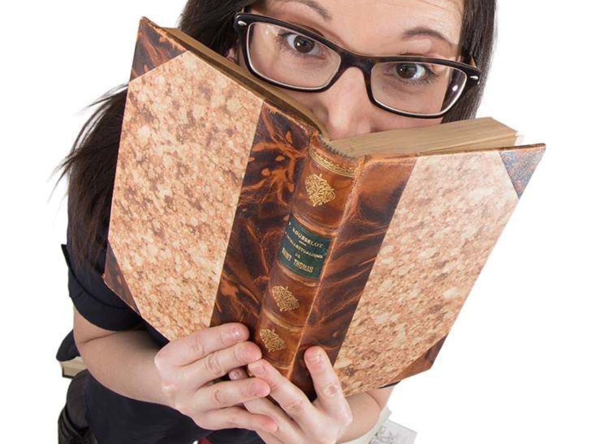 Photo de Tania Baladi qui tient un livre.