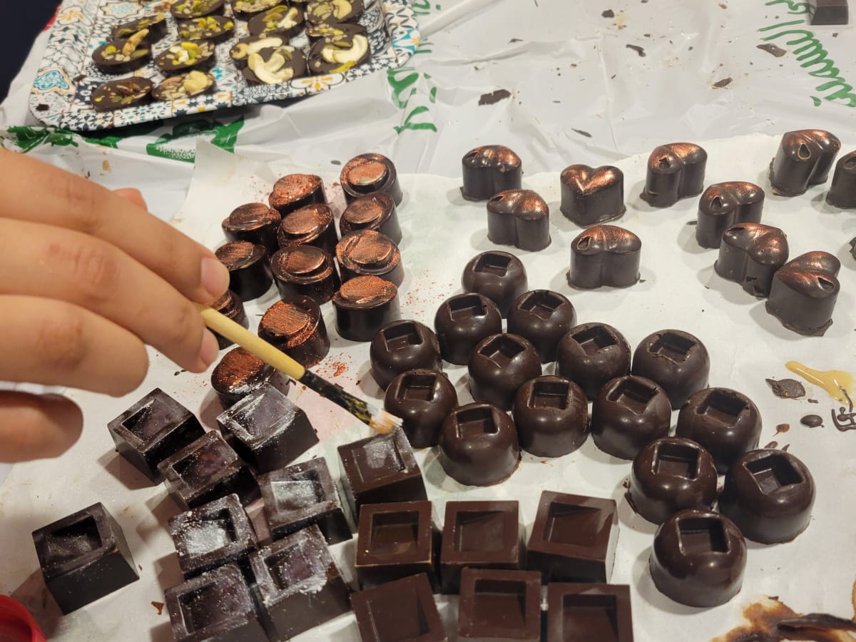 Décoration de petits chocolats avec un pinceau