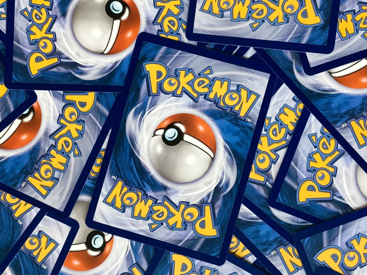 Cartes Pokémon étalés sur une table.