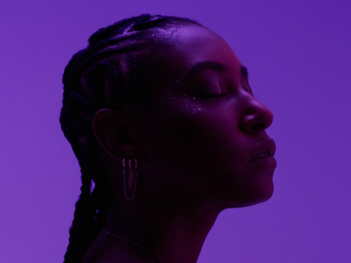 Portrait de profil de Dominique Fils-Aimé.
