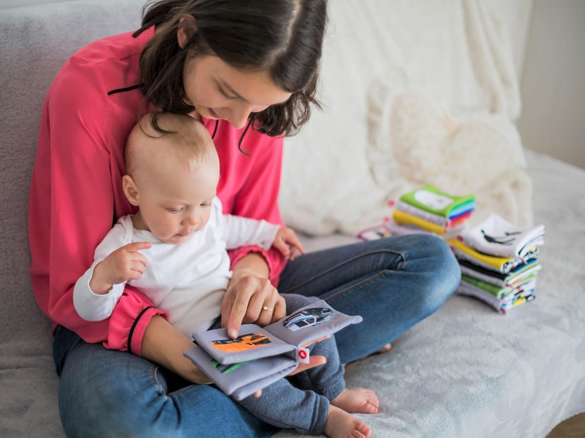bébé découvre