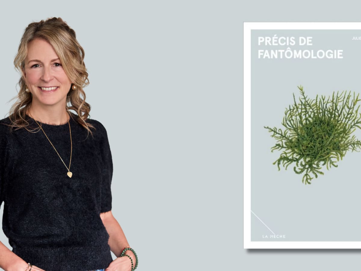 Sur un fond gris pâle, une personne pose à côté de la couverture du livre Précis de fantômologie, illustrée par une plante verte aux formes délicates. Cette image annonce une rencontre littéraire mettant en vedette l’autrice et son œuvre.