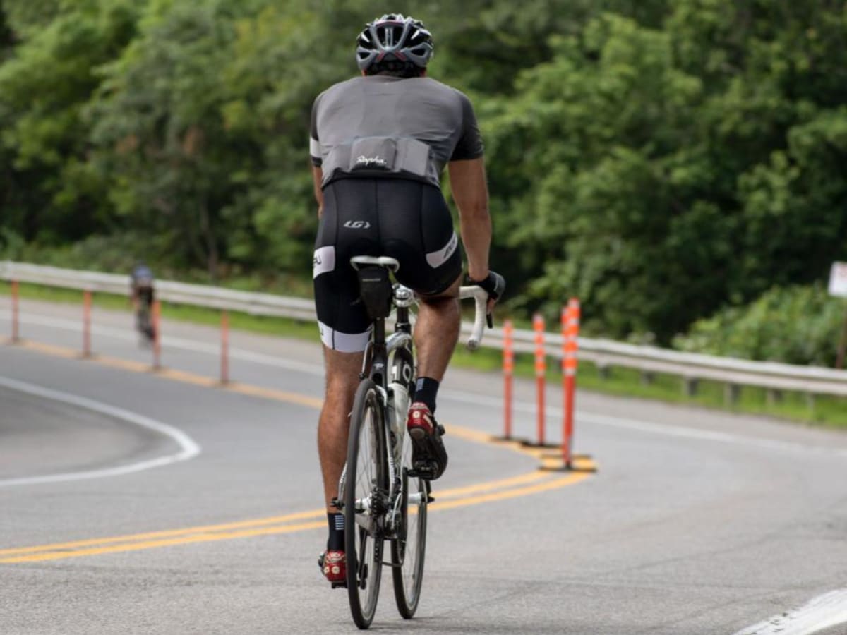 Un cycliste sur le mont Royal