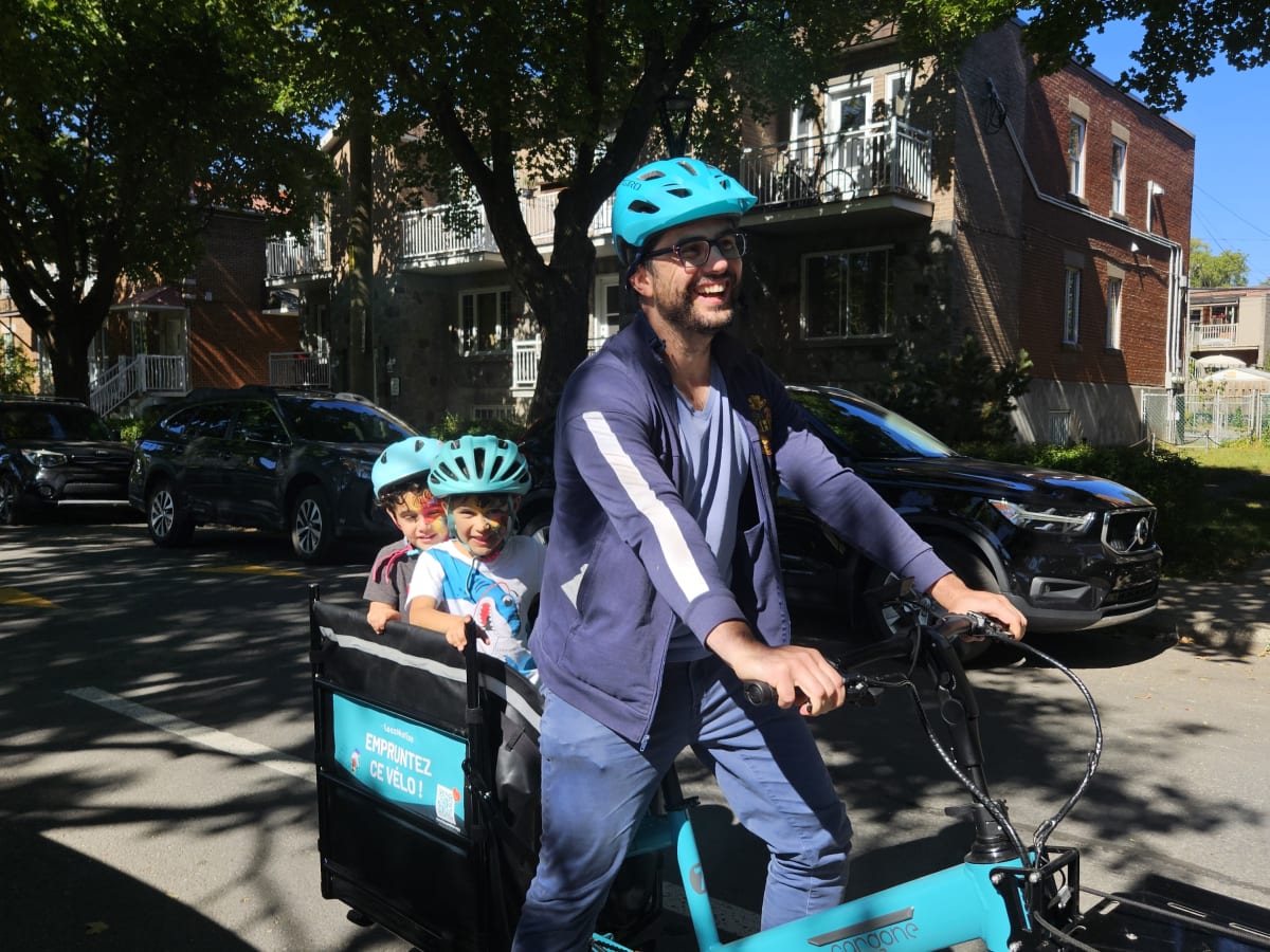Une famille qui utilise le vélo locomotion.
