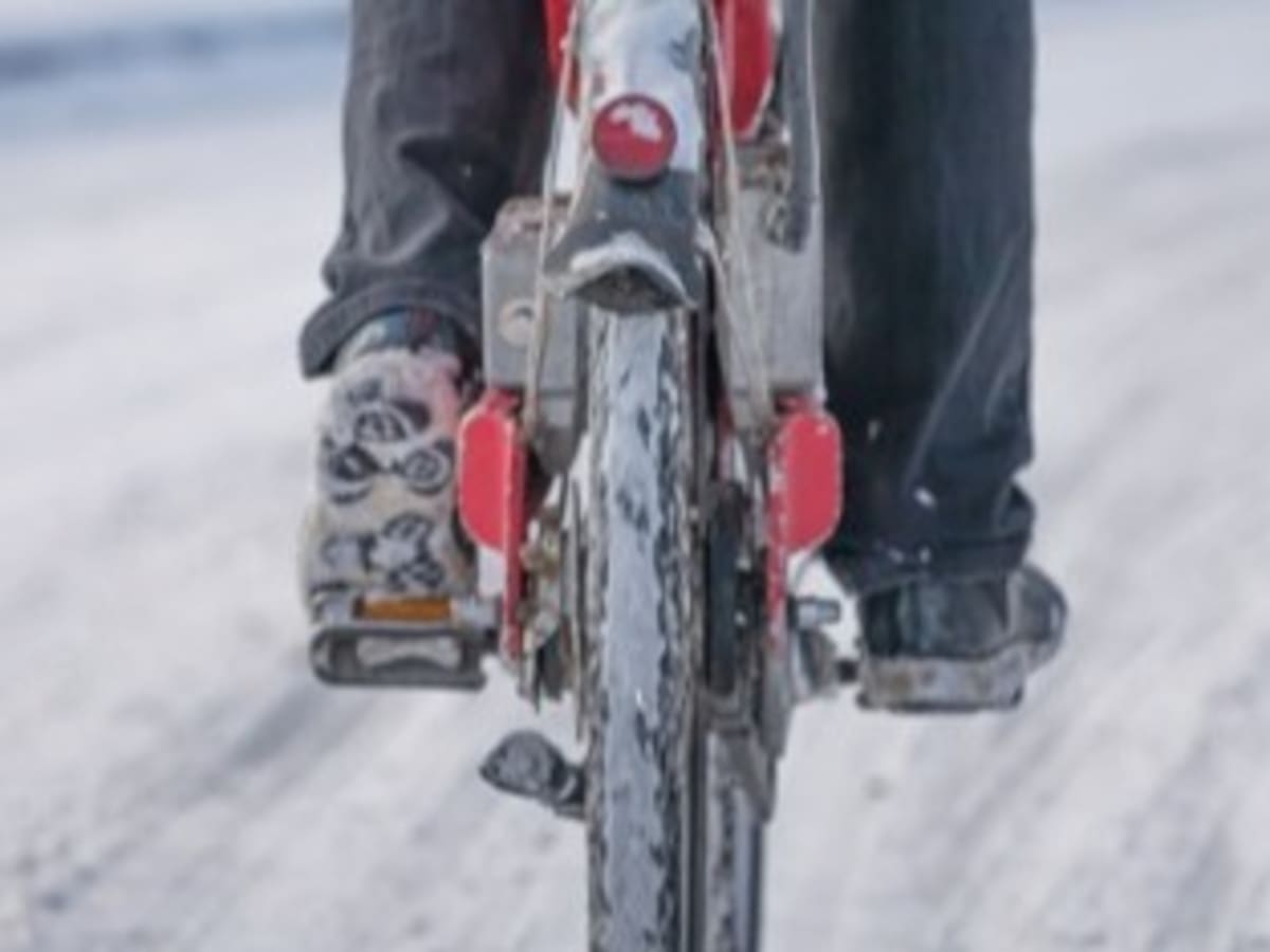 Photo d'un cycliste en hiver
