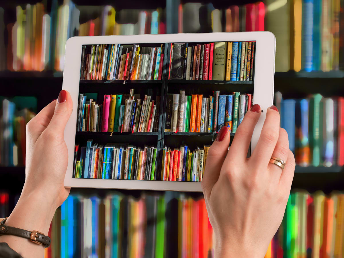 Une tablette qui prend des photos de livre