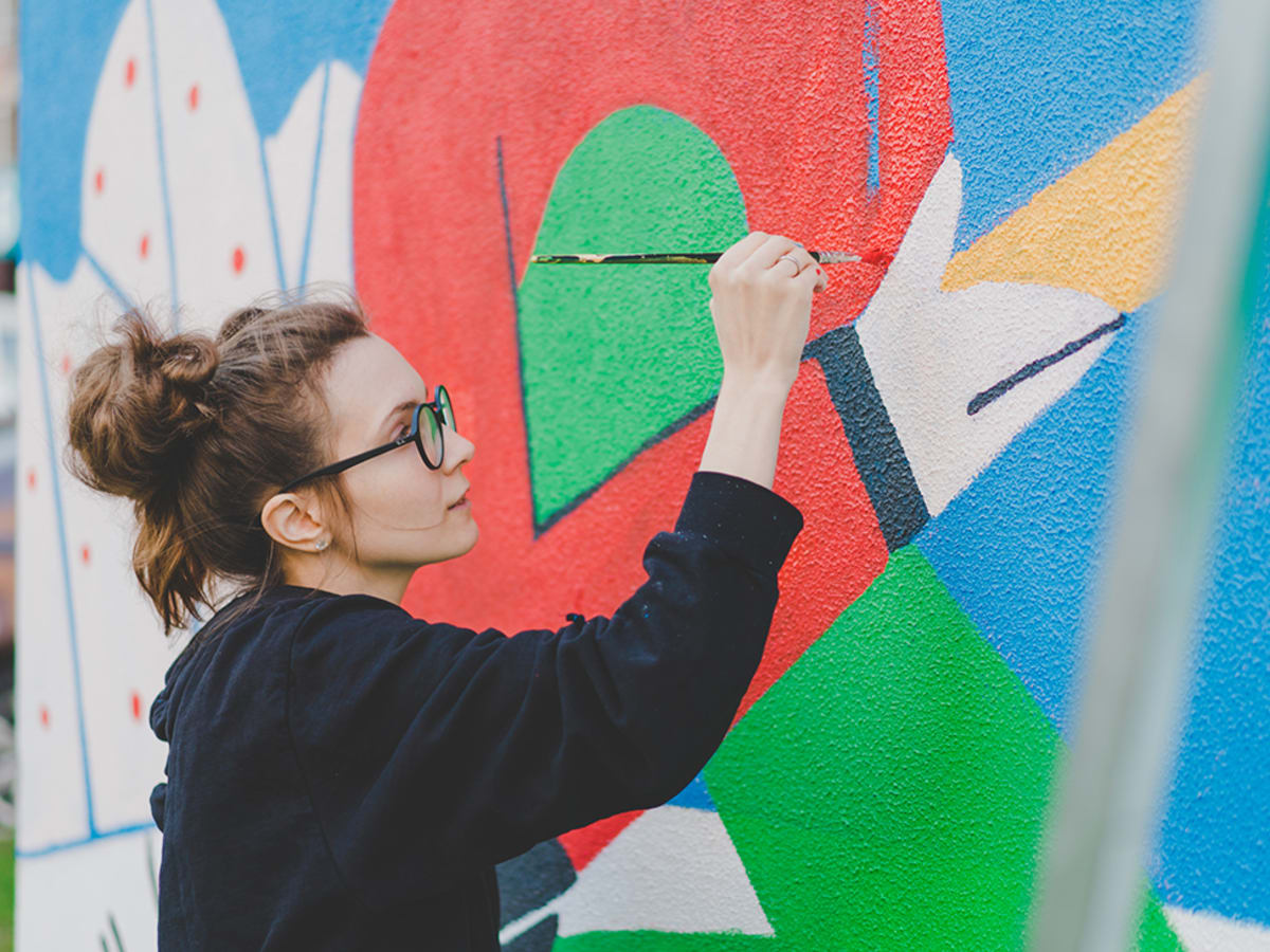Artiste en production d'une murale.