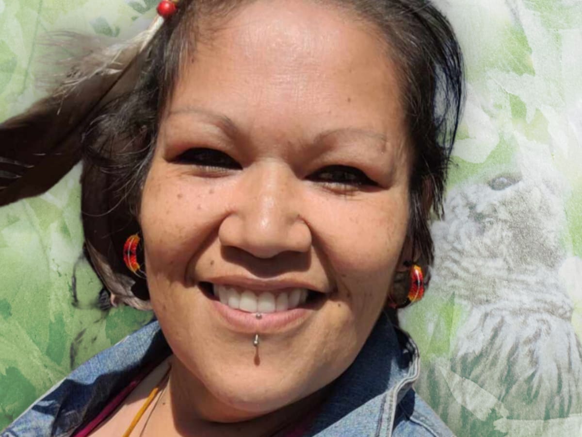 Femme autochtone souriante