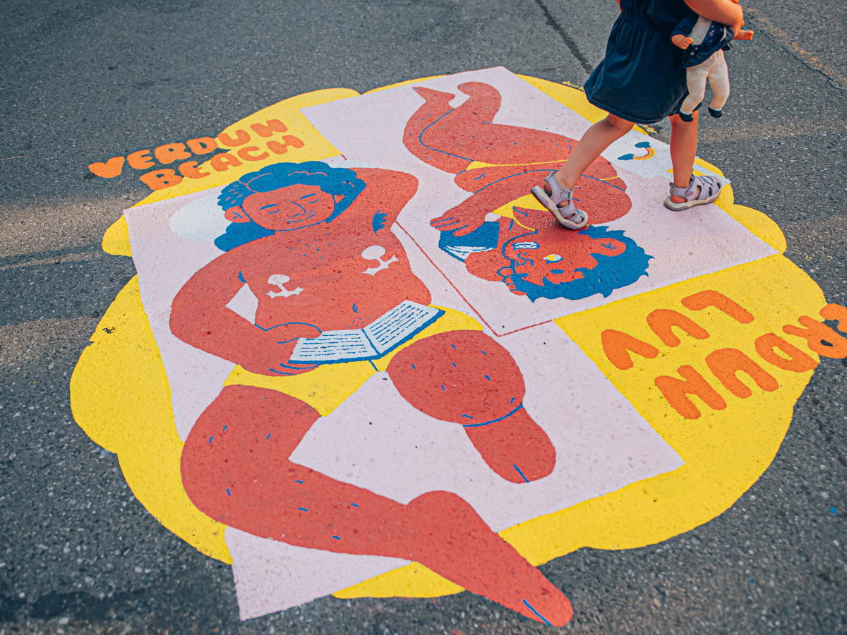 L’arrondissement de Verdun invite les artistes professionnel(le)s en arts visuels à soumettre un dossier en vue de réaliser des fresques au sol éphémères sur la rue Wellington pour la période estivale 2025.