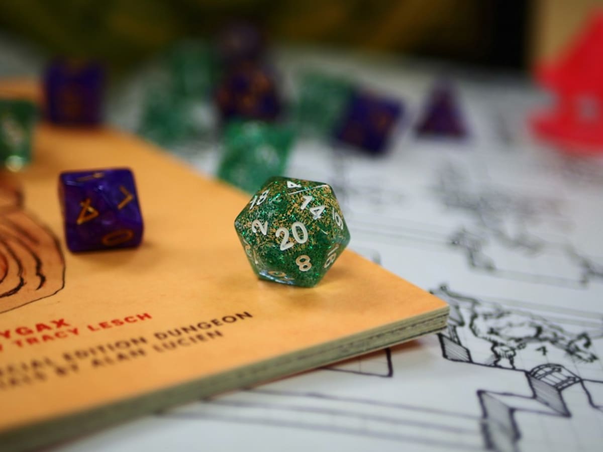 Dés sur une planche de jeu de Donjons et dragons.