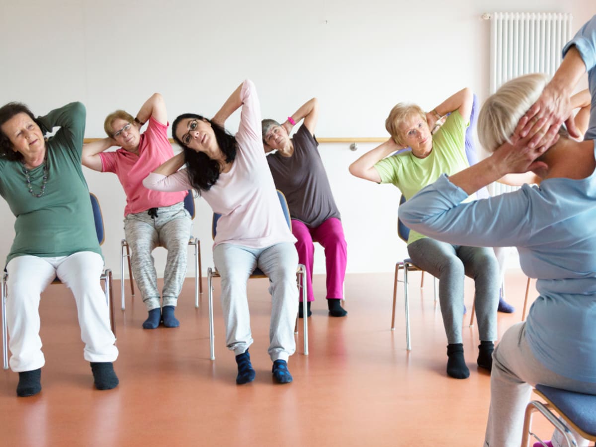 Photo d'une groupe suivant un cours de yoga sur chaise