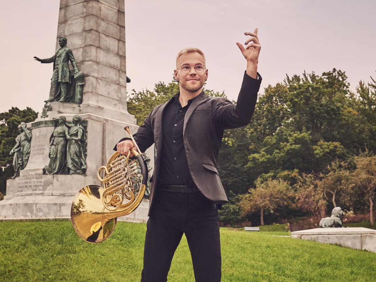 Un musicien de l'Orchestre Métropolitain tend la main.