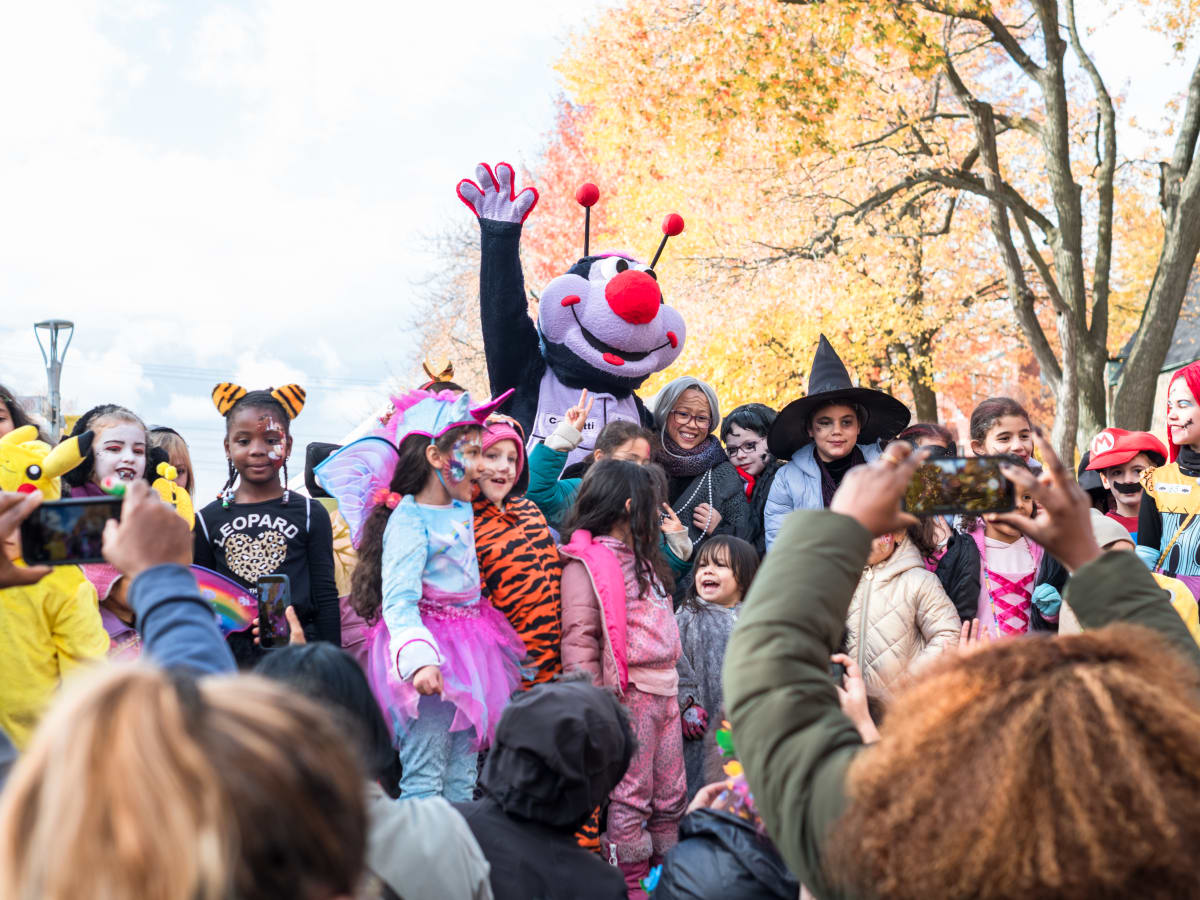 Des enfants déguisés pour Halloween accompagnés de Confetti au Grand bal costumé.