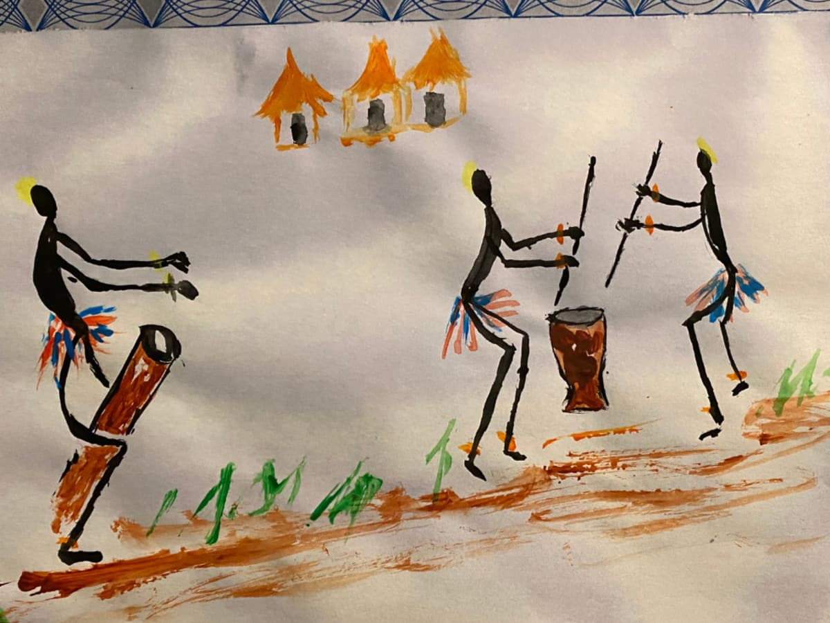 Peinture représentant trois silhouettes stylisées dansant et jouant des instruments de percussion sur un chemin, avec de petites habitations au loin. Les couleurs vives et les motifs décoratifs évoquent une scène festive inspirée des traditions africaines.
