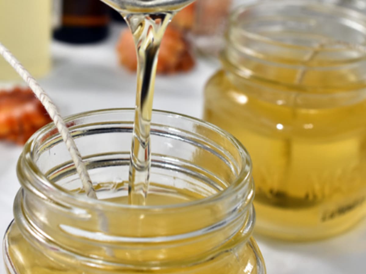 De la cire est coulée dans un bocal