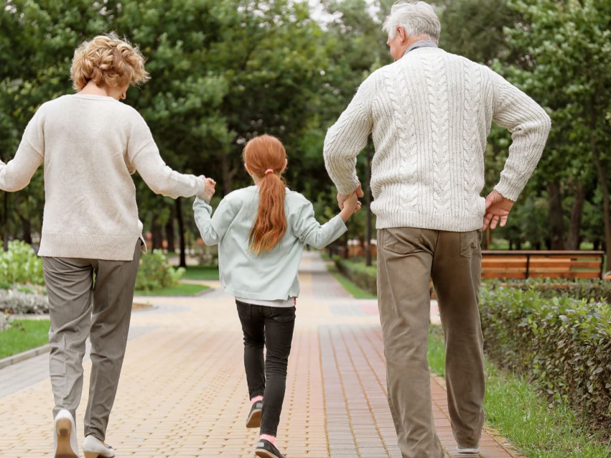 Grands-parents avec petite fille