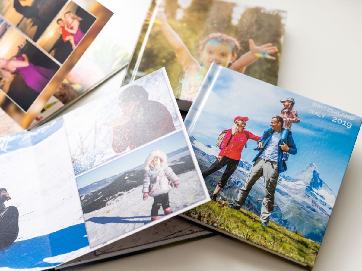 Quelques photos étalées sur la table