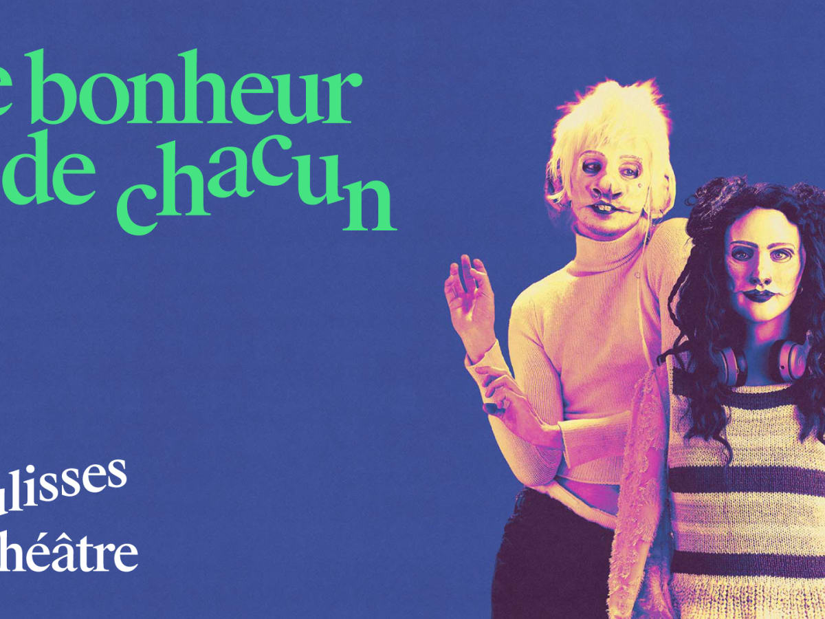 Deux femmes arborant des masques d’animaux posent devant un fond bleu. Derrière elles, le titre « Le bonheur de chacun » s’affiche en vert, tandis que la mention « Coulisses de théâtre » apparaît en blanc.