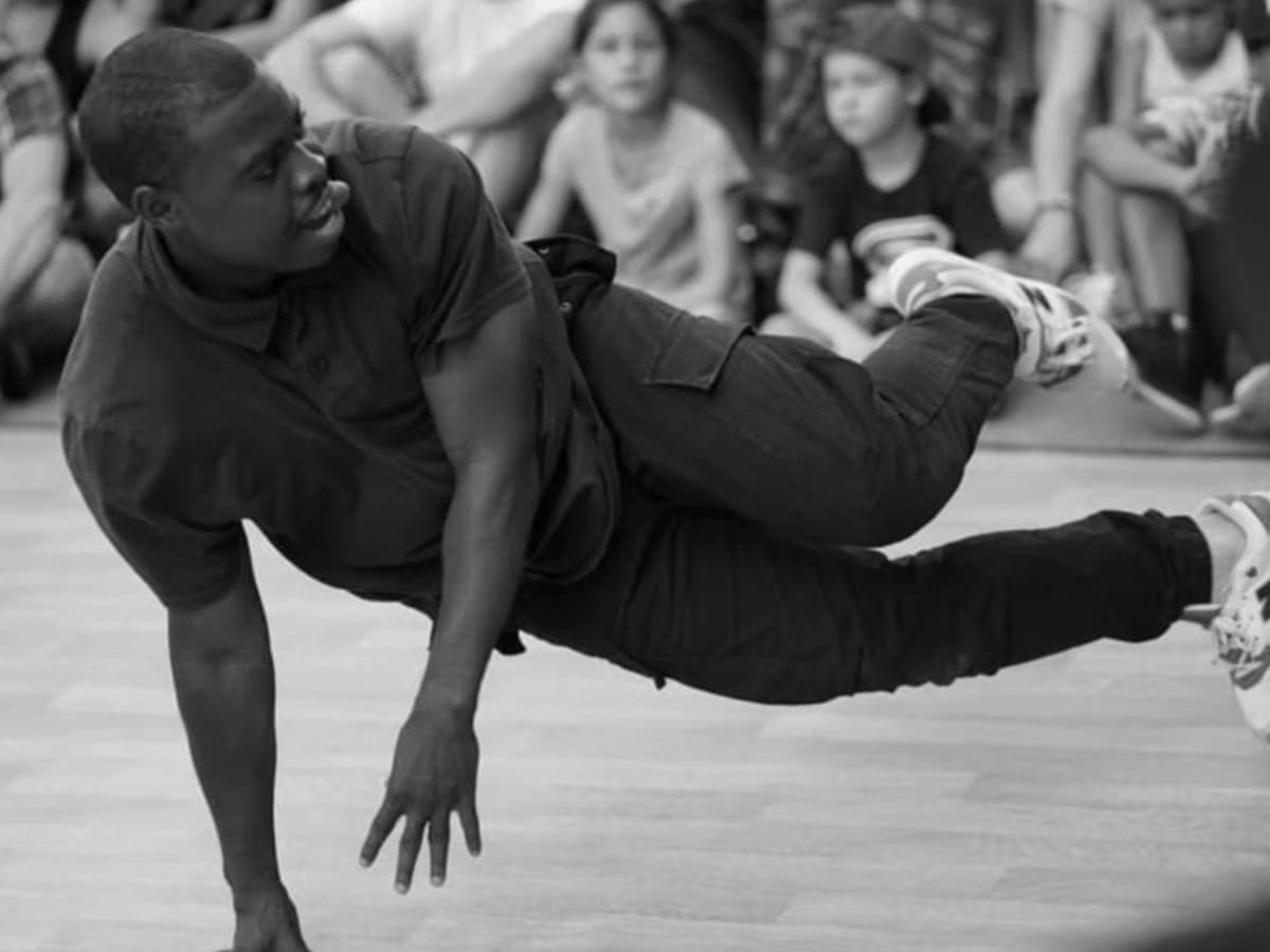 Un danseur exécute une figure de breaking au sol, connu sous le nom de «freeze».