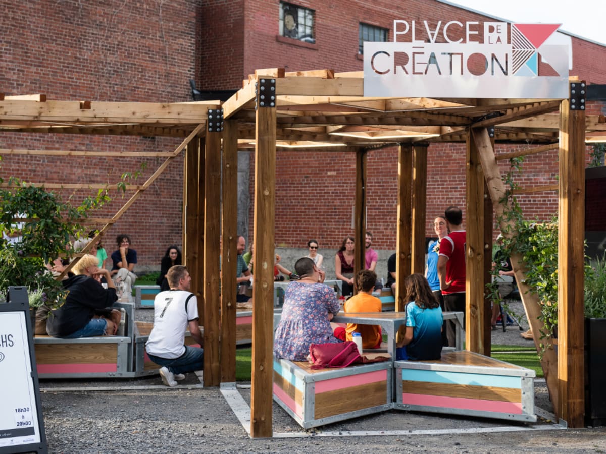 Bancs en bois à la nouvelle place de la création au coin des rues Parthenais et Ontario Est