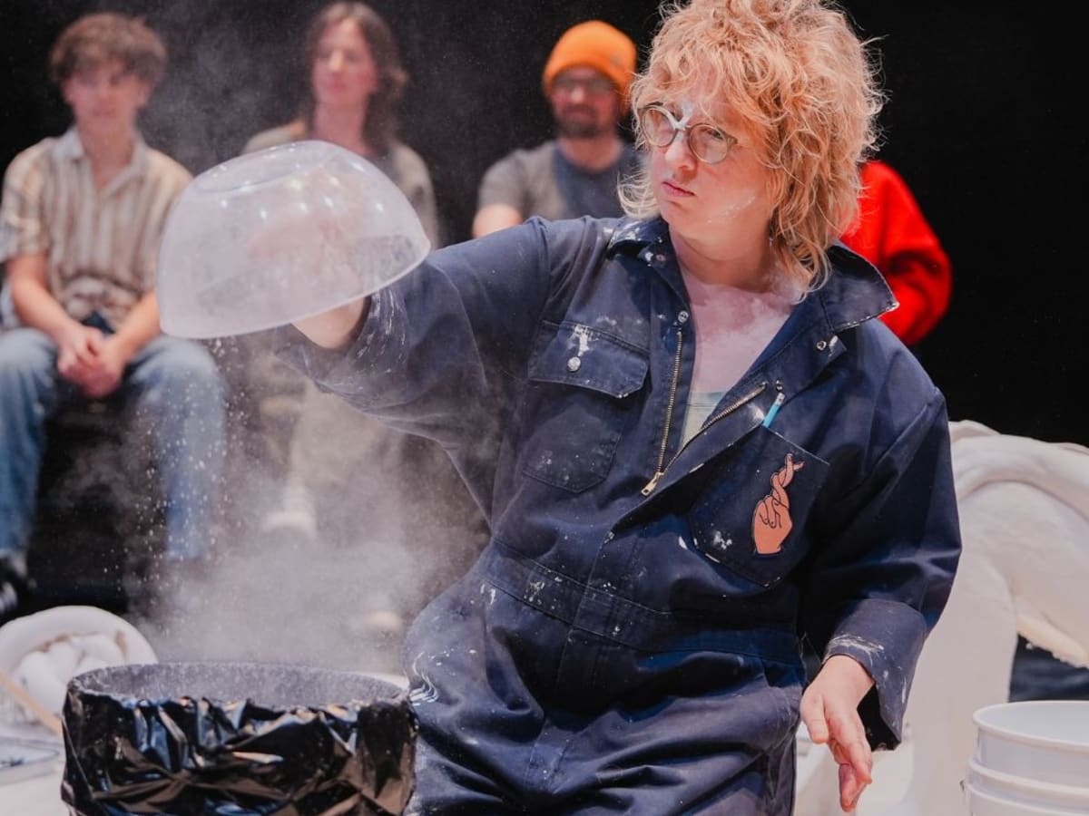 Une comédienne travaille le plâtre