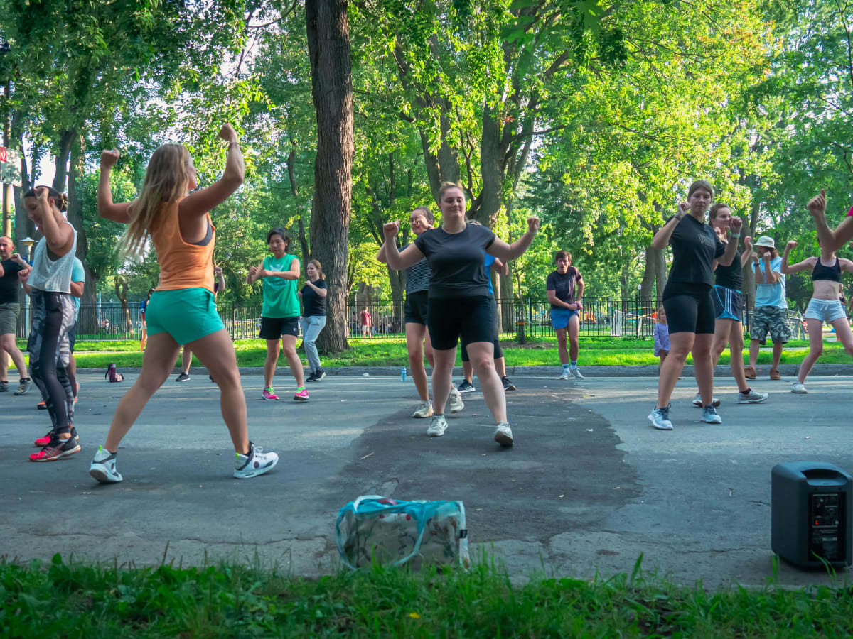Activité de zumba en extérieur.