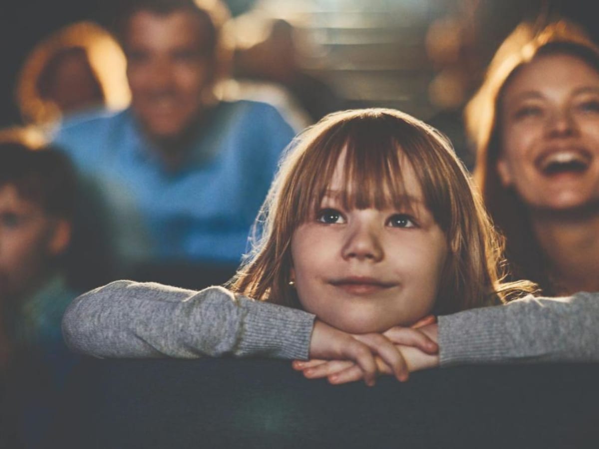 Une famille dans une salle de cinéma.