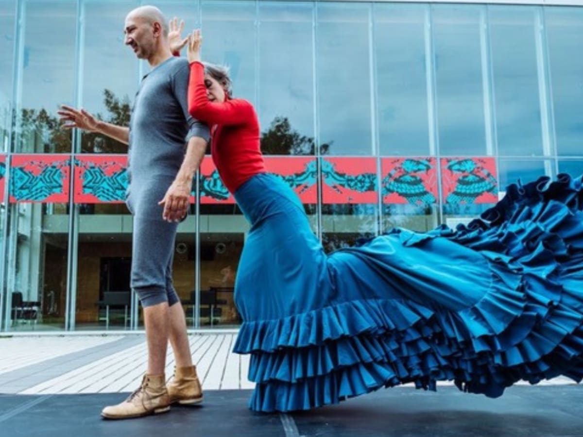 Photo d'un couple dansant le flamenco dehors